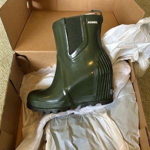 NEW green Sorel wedge rain booties
